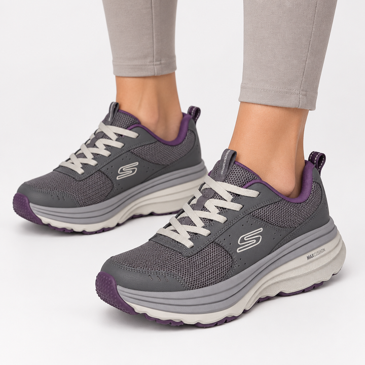 Acercamiento a los pies con las zapatillas Skechers grises