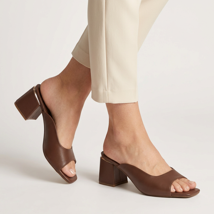 Acercamiento a los pies con sandalias marrones