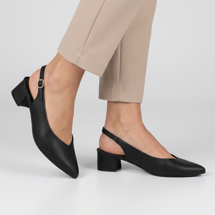 Acercamiento a los pies con zapato Piccadilly 739031 negro