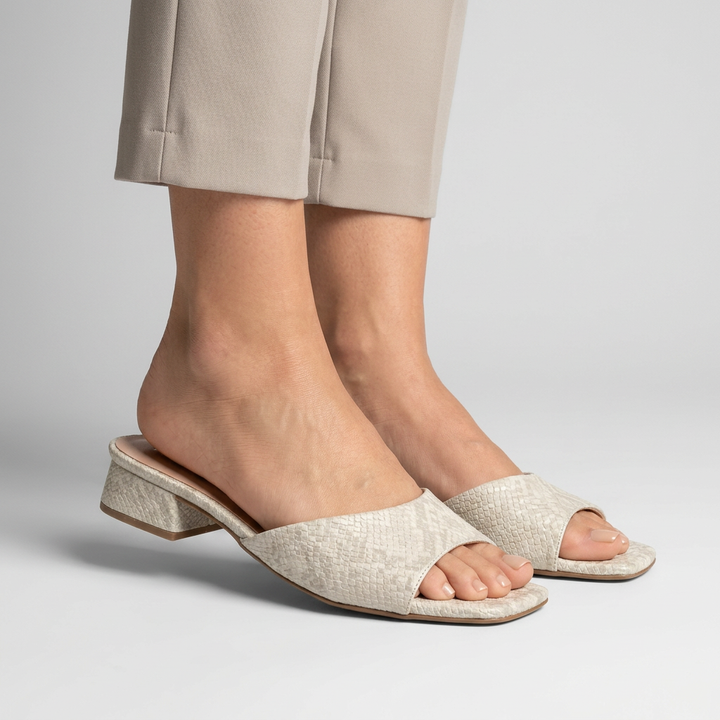 Acercamiento de sandalias Blanco off
