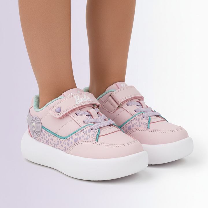 Detalle de pies con Barbie AR1314 Lila