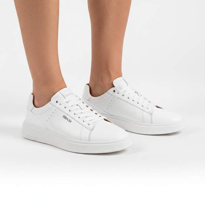 Detalle de pies con Ferracini 9312 Blanco