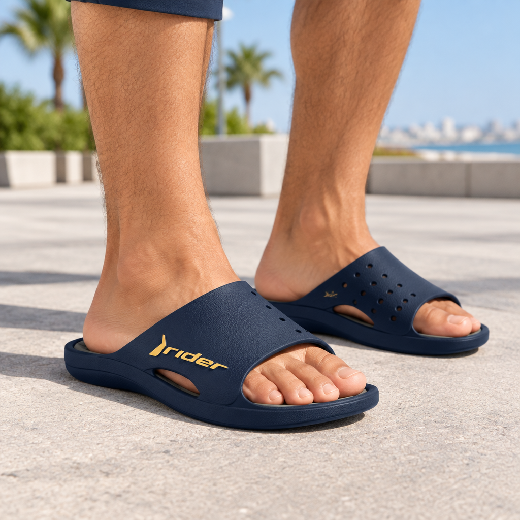 Detalle de pies con sandalias azules