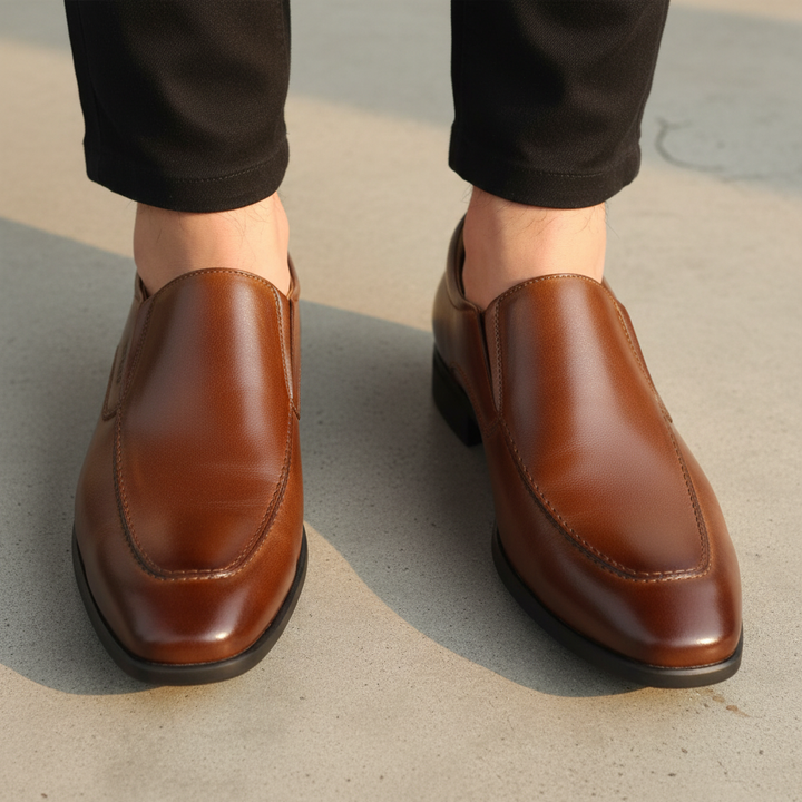 Detalle de pies con zapato Calimod VK3003 Cogñac