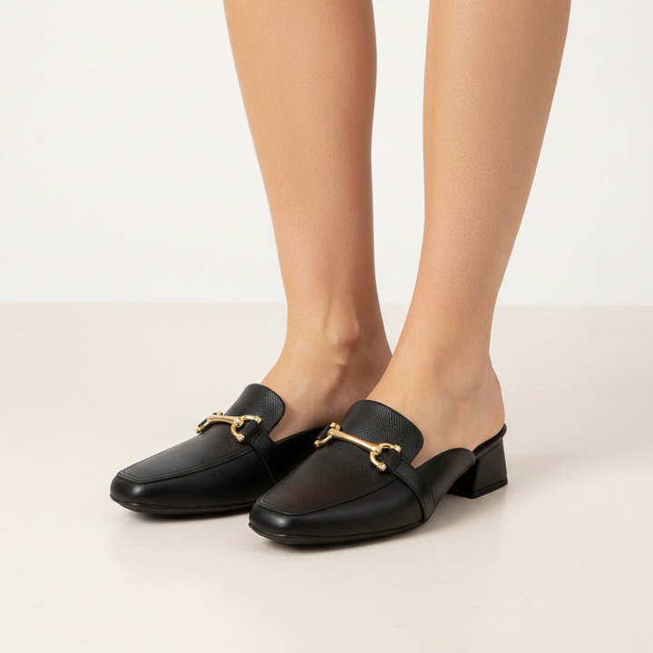 Enfoque en pies con Mule Piccadilly Negro
