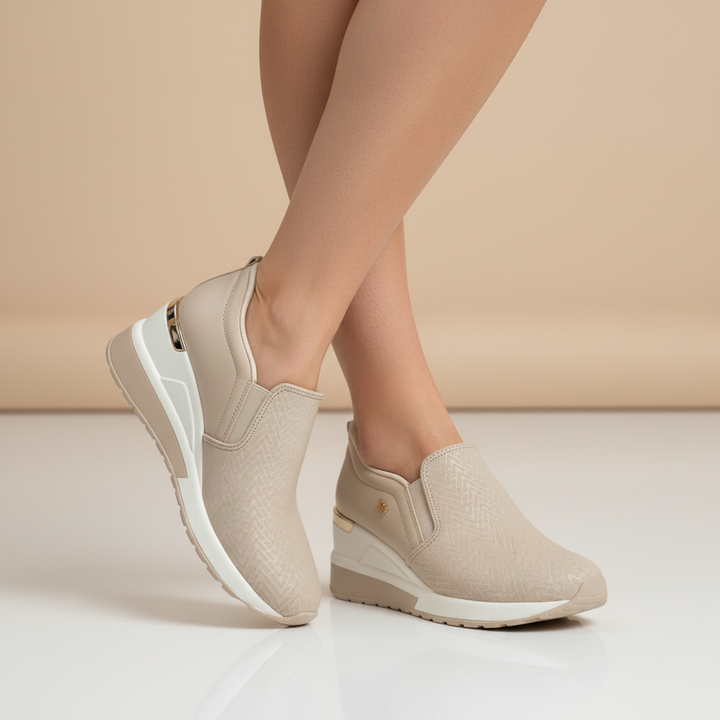 Enfoque pies zapatilla beige cuña Via Marte