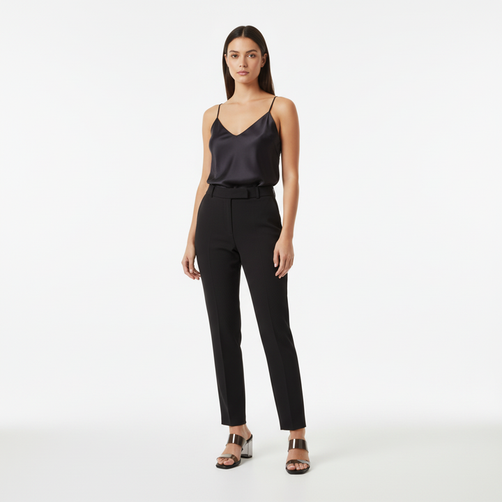Modelo completo con sandalia transparente de taco bloque