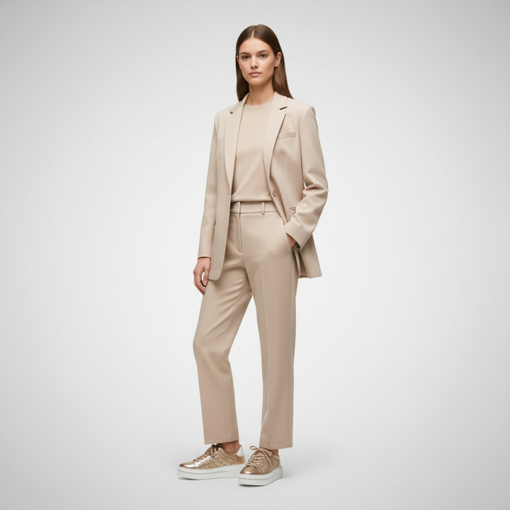 Modelo completo zapatilla dorada suela blanca limpia