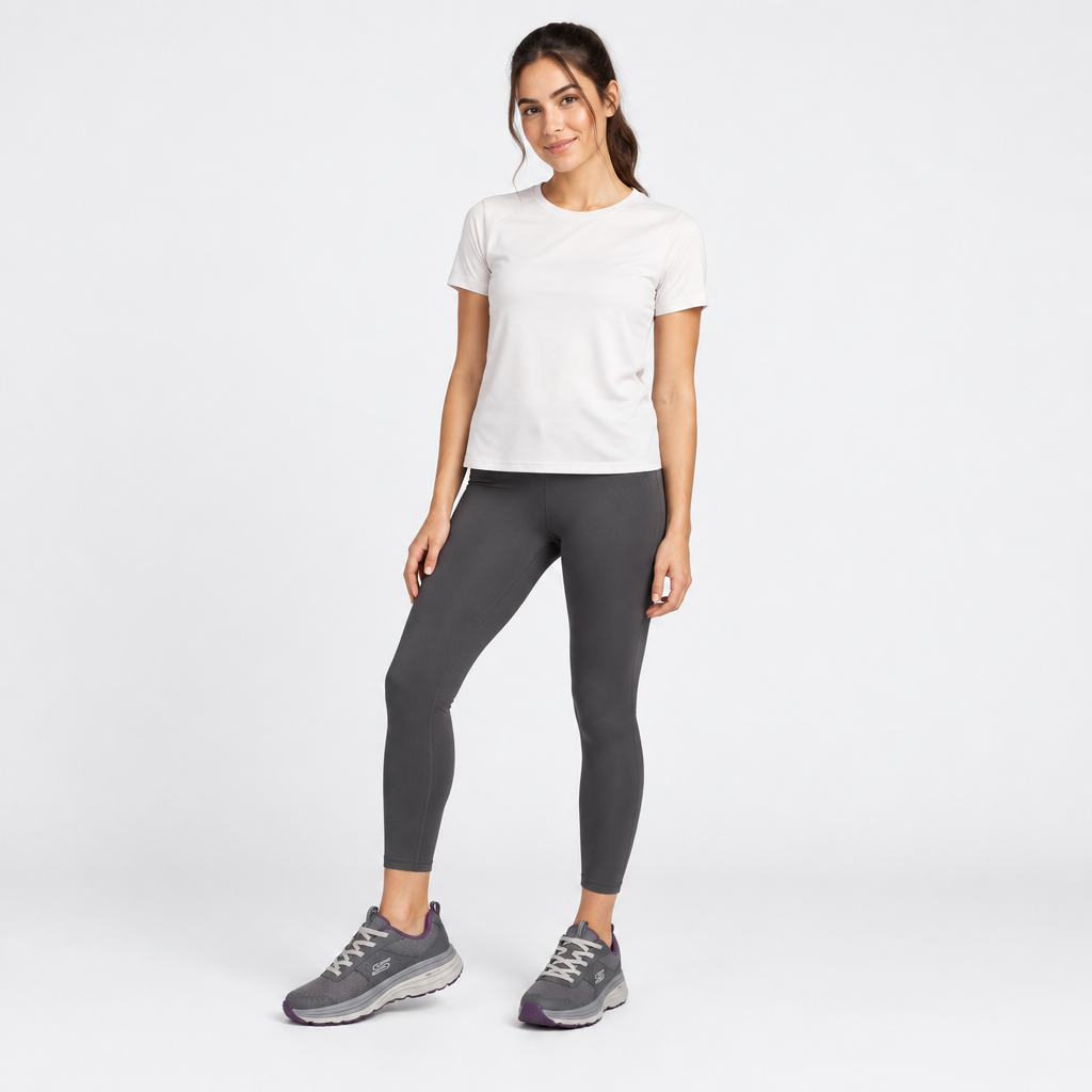 Modelo de cuerpo completo con las zapatillas Skechers grises
