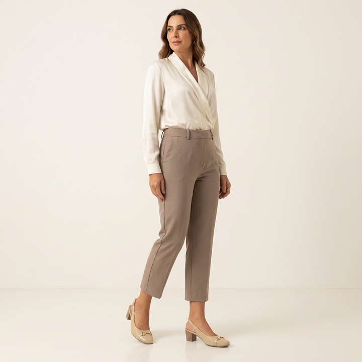 Modelo de cuerpo completo con Piccadilly 110189 beige