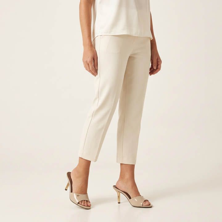 Modelo de cuerpo completo con sandalias Beige Charol