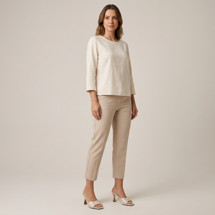 Modelo de cuerpo completo con sandalias Blanco off