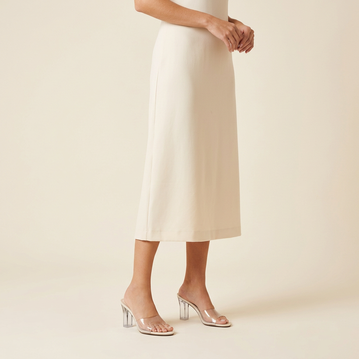Modelo de cuerpo completo con sandalias Marfil