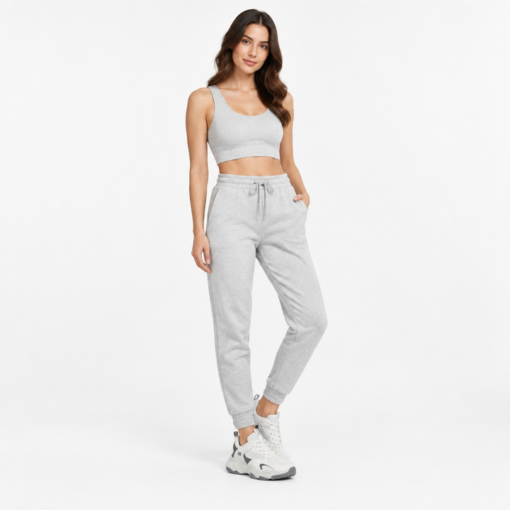 Modelo de cuerpo completo usando las zapatillas grises