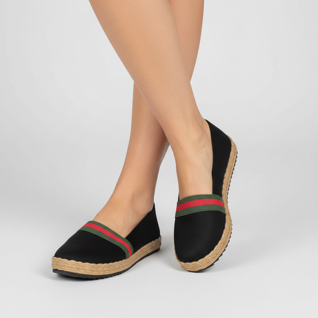 Modelo femenina con alpargatas Moleca negras