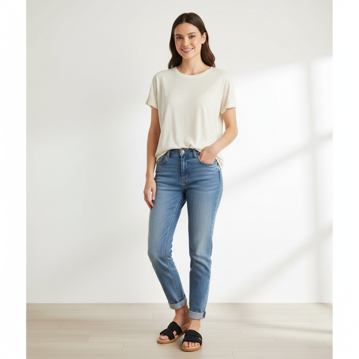 Modelo femenina con outfit casual y sandalias Moleca negras