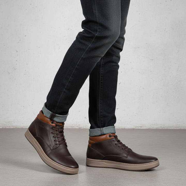 Modelo masculino con botín Calimod marrón