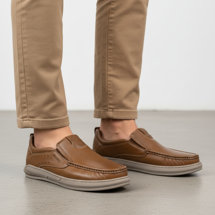 Modelo masculino con mocasines Calimod tan