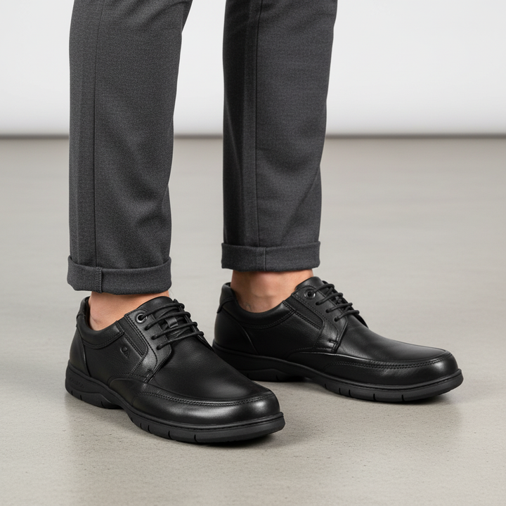 Modelo masculino con zapatos Calimod negros