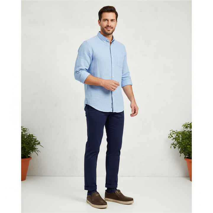 Modelo masculino cuerpo entero con mocasines Calimod marrón oscuro