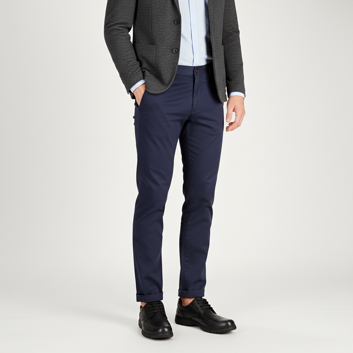 Modelo masculino cuerpo entero con zapatos Calimod negros