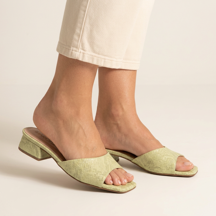 Verde limón, acercamiento a los pies